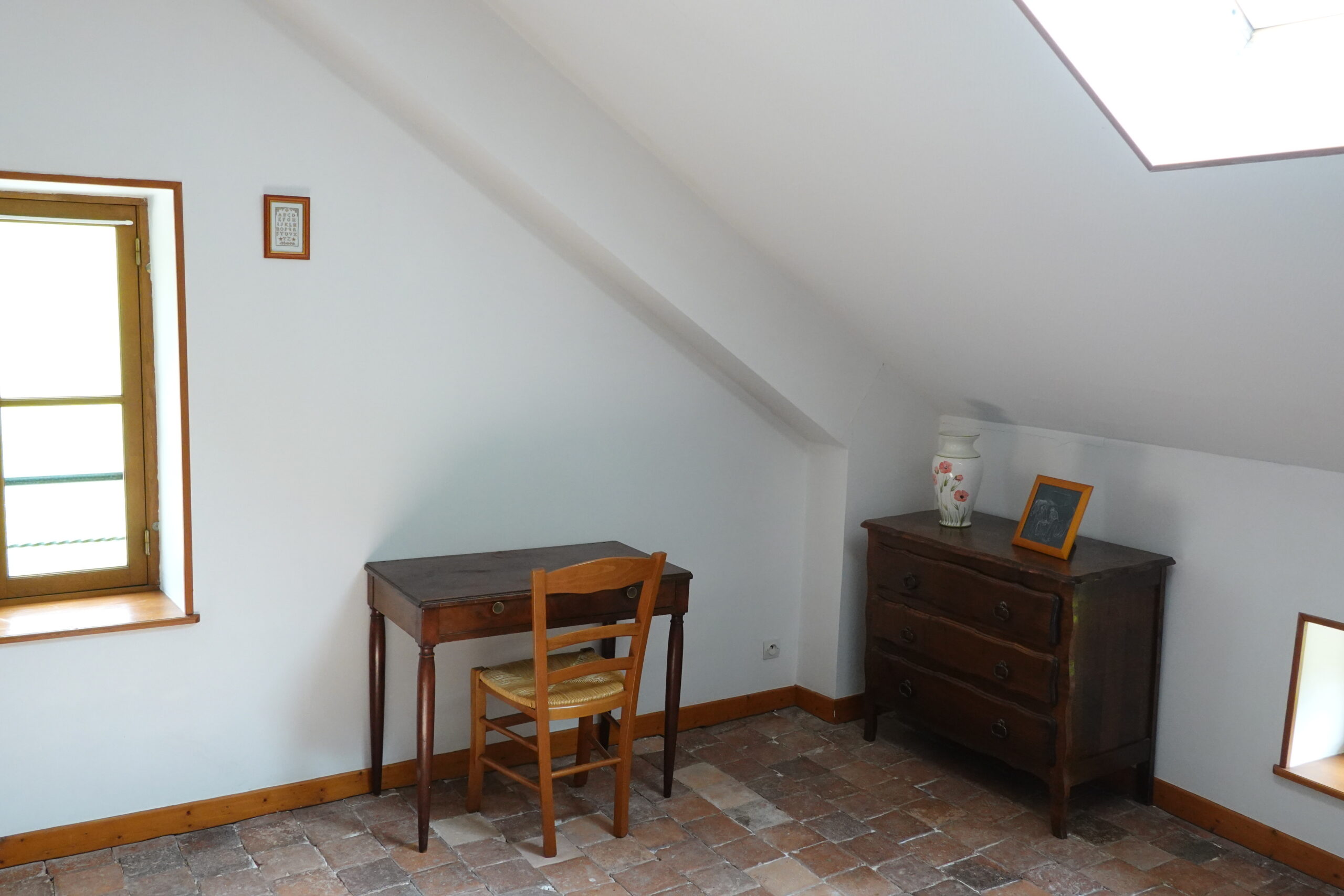 Chambre traversante de l'étage, bureau, commode