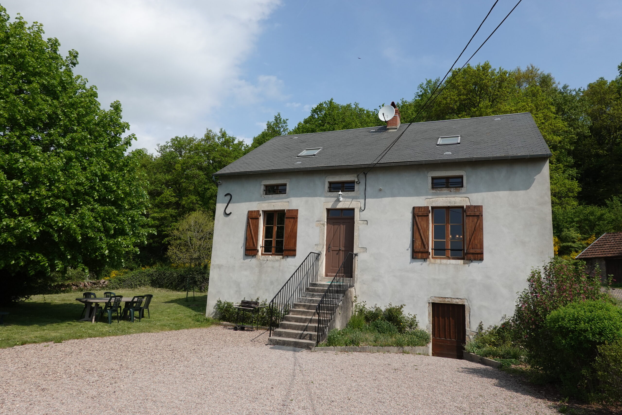 La façade et la terrasse gravillonnée