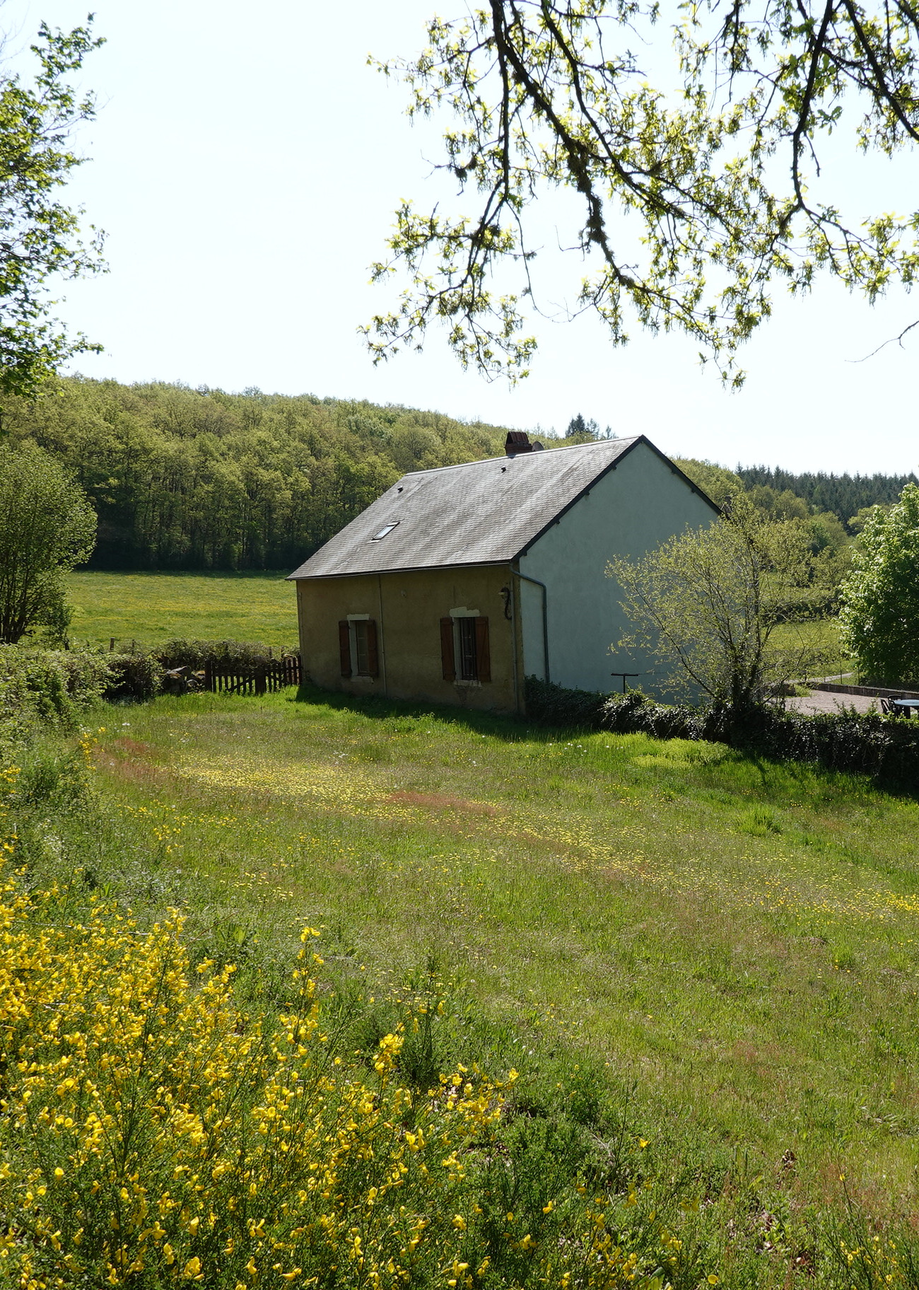 Noordgevel van de Meulots gîte in zijn omgeving