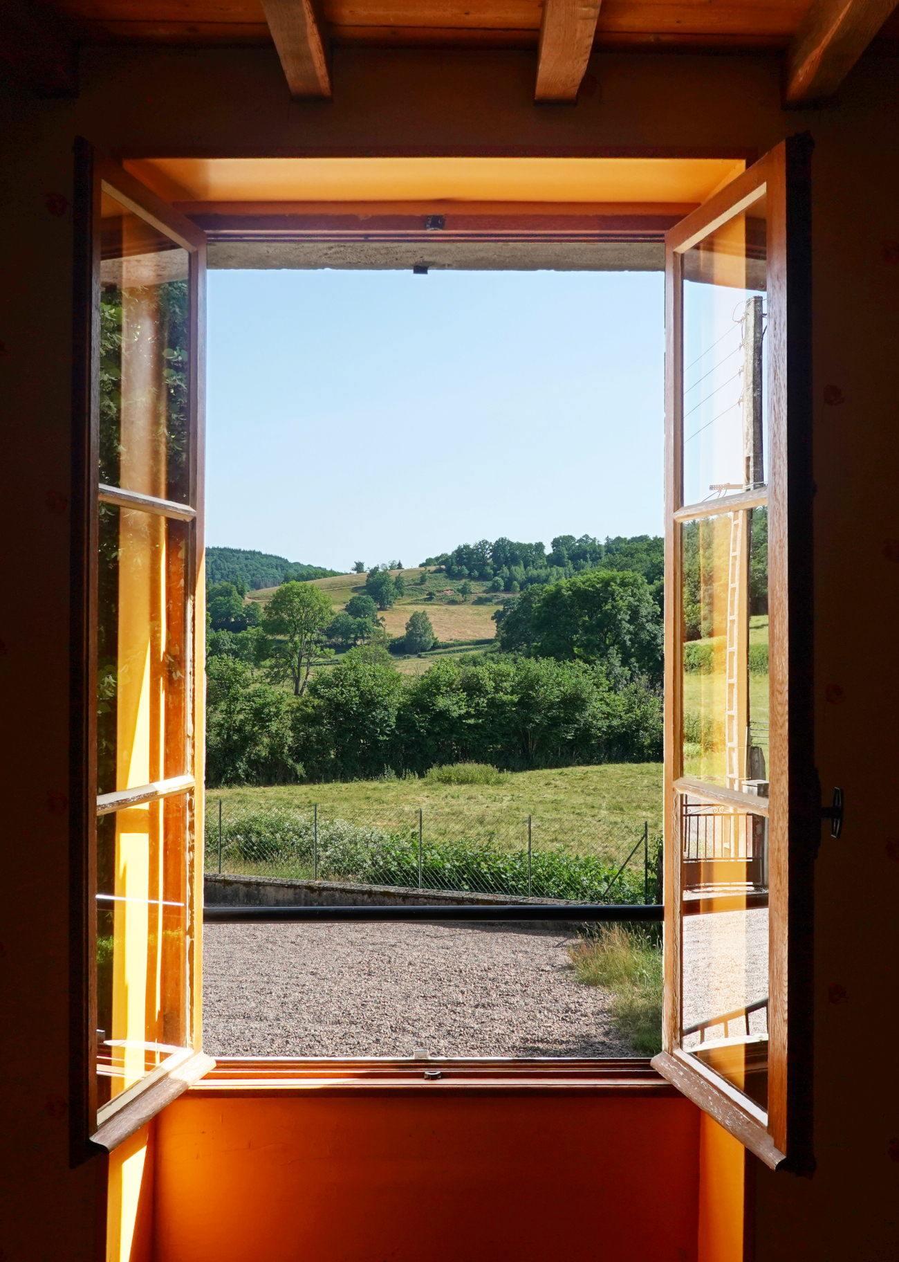 Uitzicht vanuit het raam van de woonkamer - Les Meulots, Blanot, natuurpark Morvan